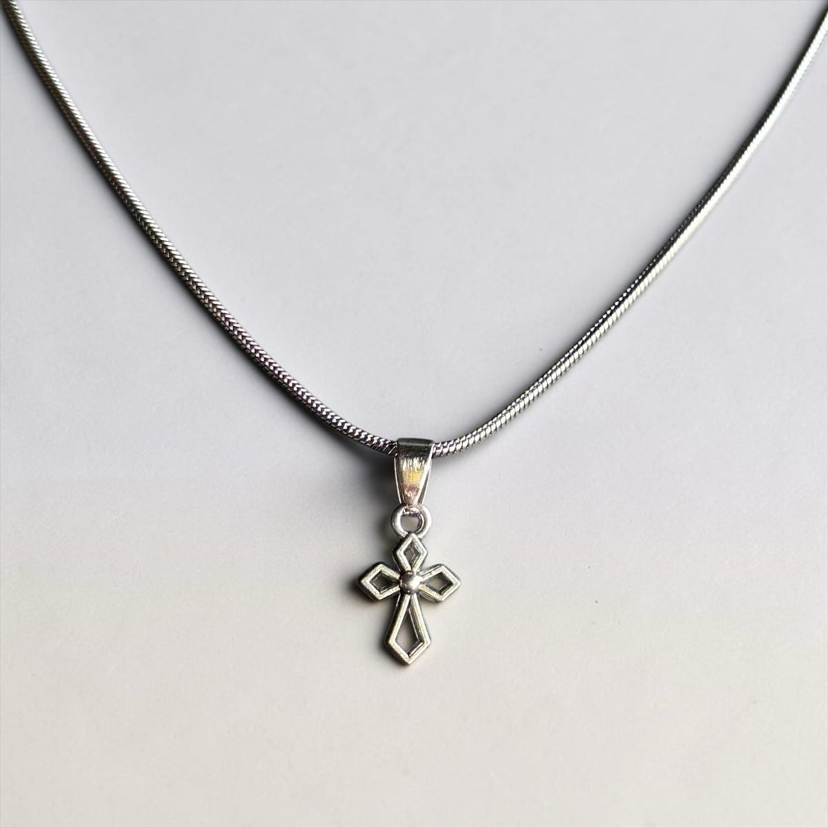 Elegant Geometric Cross Pendant Necklace for Everyday Wear - rykardia