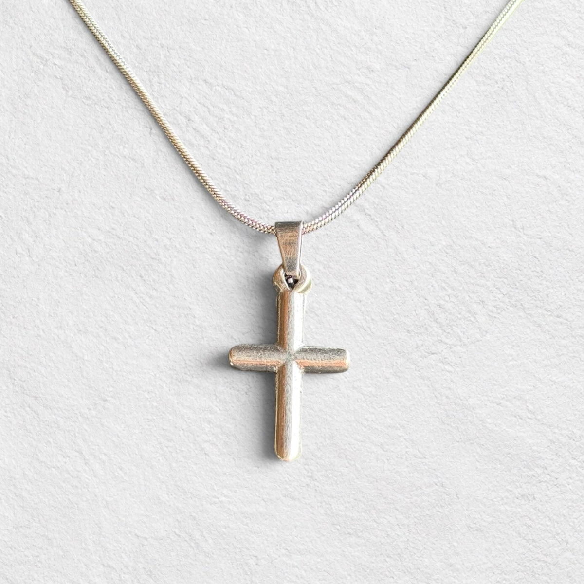 Elegant Minimalist Cross Pendant Necklace for Everyday Wear 1038 - rykardia