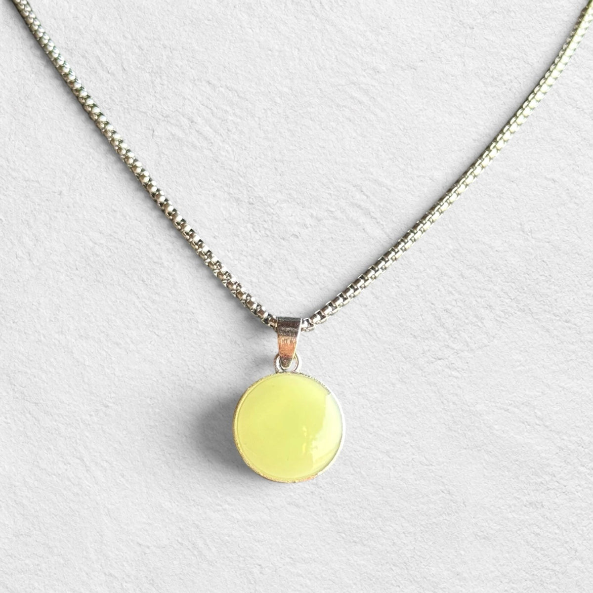 Minimalist Round Pendant Necklace with Smooth Finish - rykardia