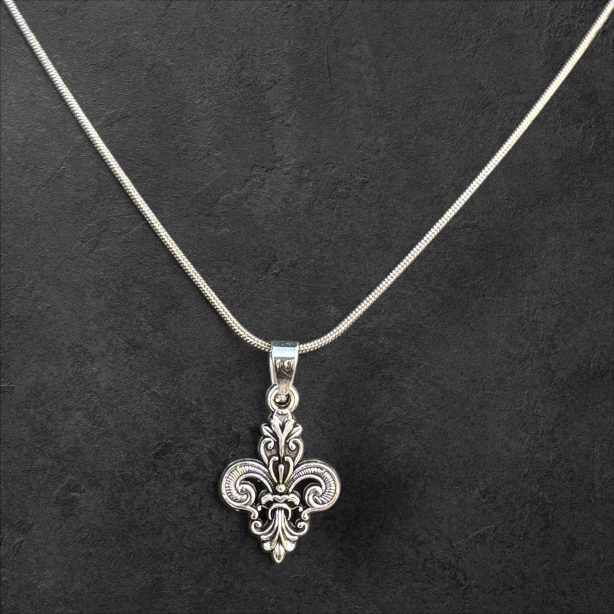 Ornate Fleur-de-Lis Pendant Necklace - rykardia