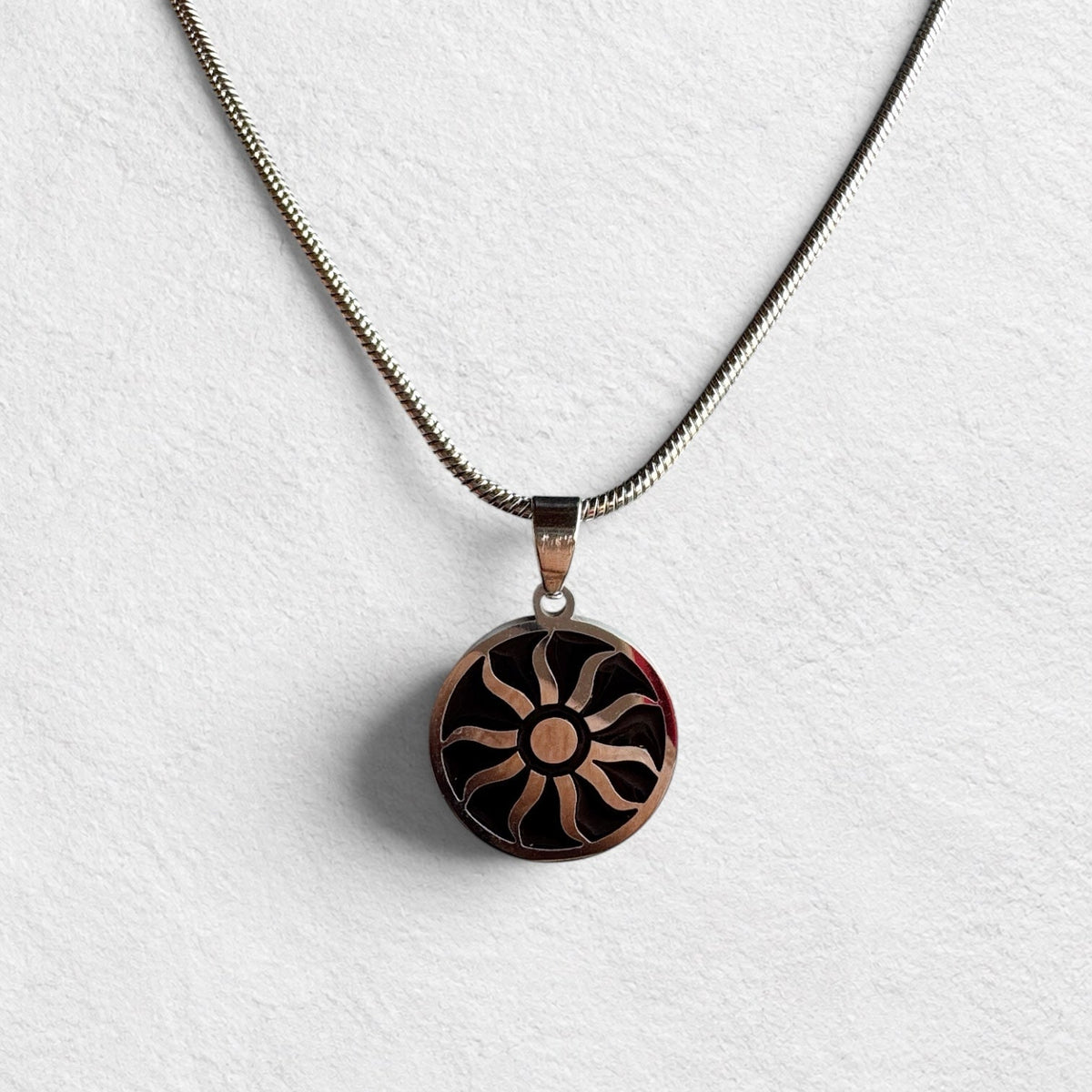 Radiant Sun Motif Circular Pendant Necklace - rykardia